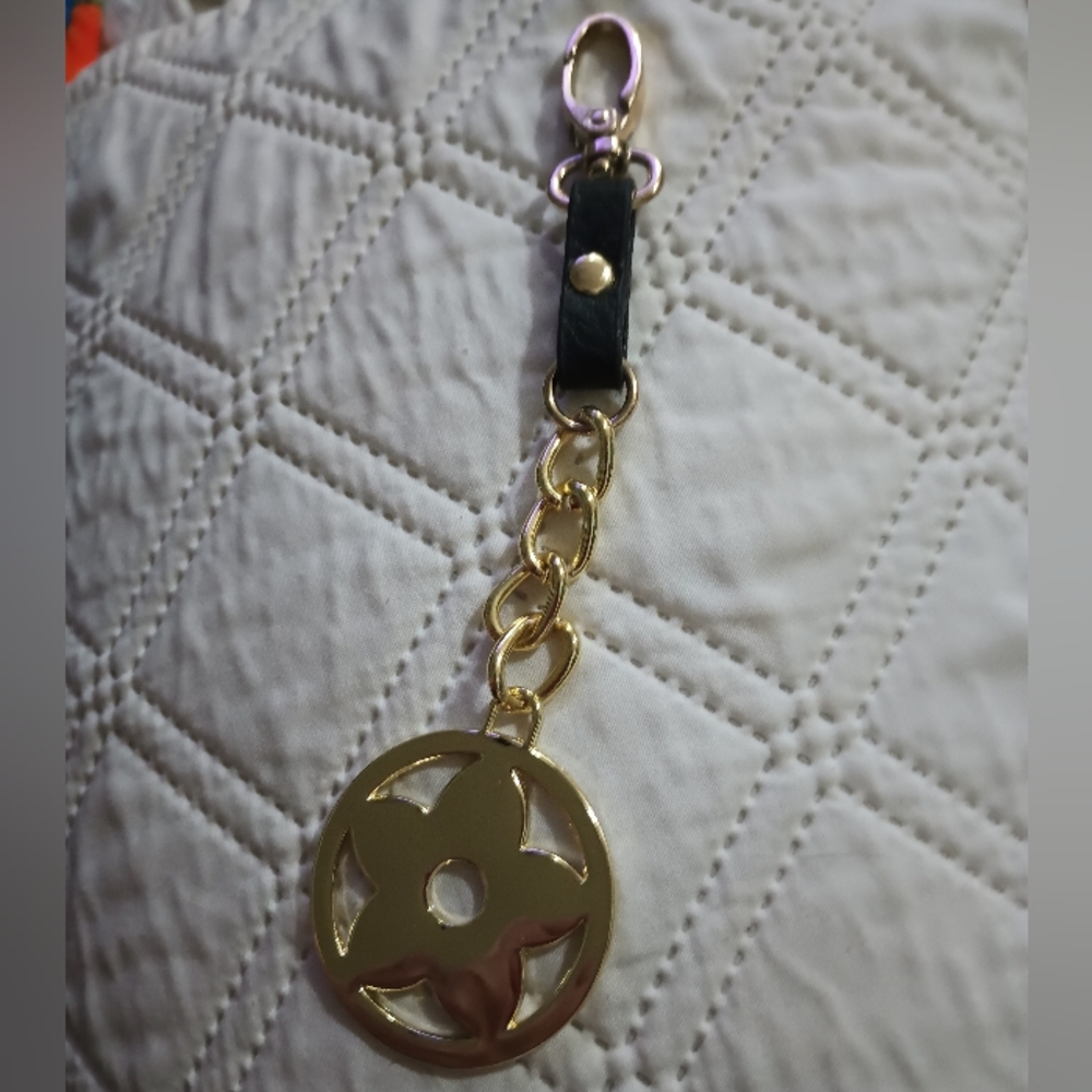 Elegant Gold and Black Keychain